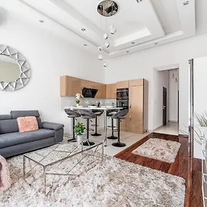 Luxury With Free Garage And Balcony In The Center Budapest